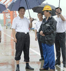 习近平冒雨考察武汉新港