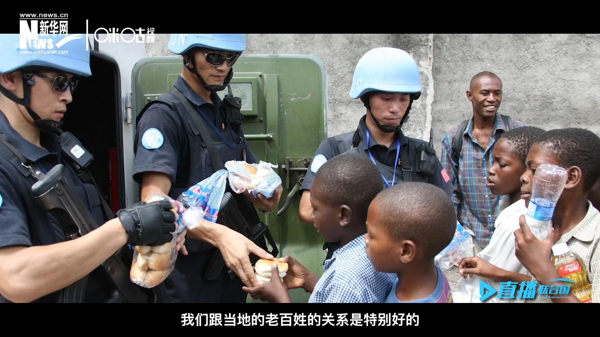 这群胸前印着五星红旗的警察，在当地民众心里有着沉甸甸的份量，也传递出许多的善意与感动。