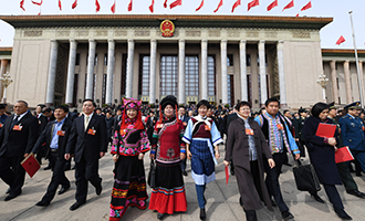 闭幕会后，代表走出人民大会堂