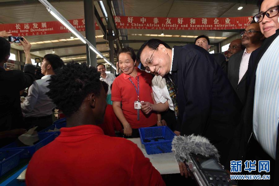 5月5日，中国国务院总理李克强在埃塞俄比亚总理海尔马里亚姆陪同下参观东方工业园。这是李克强在生产车间同工人亲切交谈。 新华社记者李学仁 摄