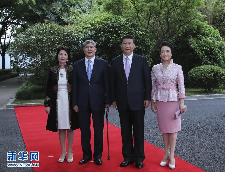 会谈前，习近平在上海西郊会议中心广场为阿坦巴耶夫举行欢迎仪式。新华社记者 兰红光 摄 