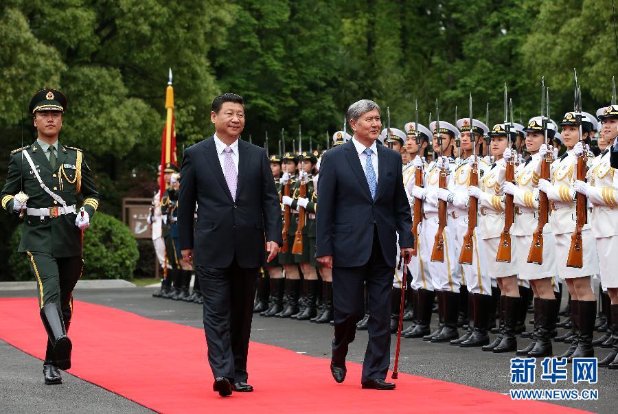 会谈前，习近平在上海西郊会议中心广场为阿坦巴耶夫举行欢迎仪式。新华社记者 庞兴雷 摄 