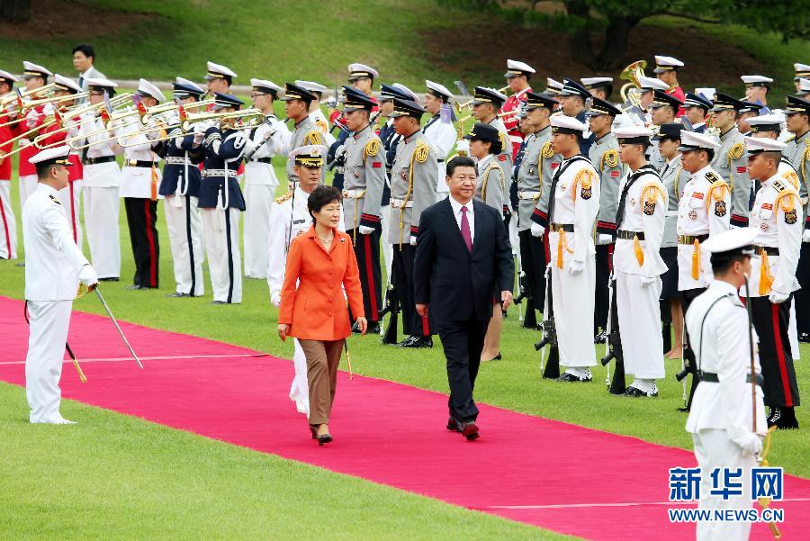 7月3日，国家主席习近平在首尔同韩国总统朴槿惠举行会谈?；崽盖埃娱然菰谇嗤咛ㄗ芡掣敖骄傩新≈鼗队鞘?。 新华社记者姚大伟摄