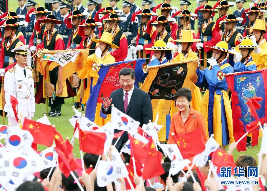 7月3日，国家主席习近平在首尔同韩国总统朴槿惠举行会谈?；崽盖埃娱然菰谇嗤咛ㄗ芡掣敖骄傩新≈鼗队鞘?。 新华社记者姚大伟摄 