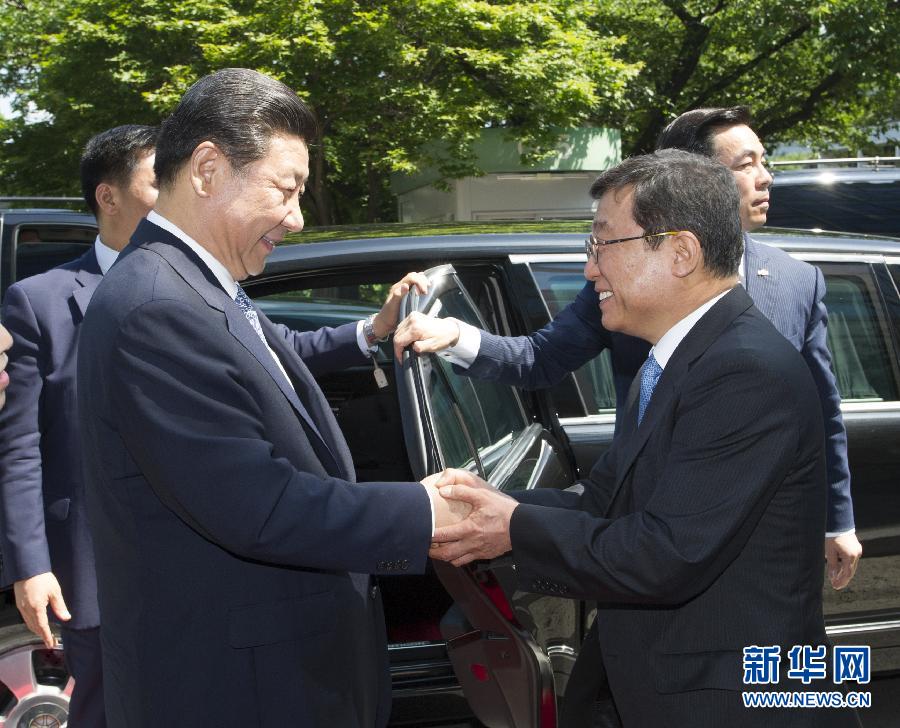 7月4日，国家主席习近平在韩国国立首尔大学发表题为《共创中韩合作未来　同襄亚洲振兴繁荣》的重要演讲。这是首尔大学校长吴然天迎接习近平主席。新华社记者 谢环驰 摄 