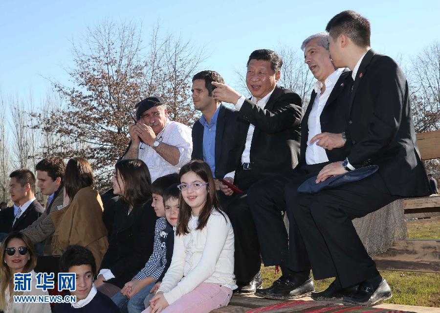 当地时间7月19日，正在对阿根廷进行国事访问的国家主席习近平参观共和国庄园，考察阿根廷农牧业，了解阿根廷农牧民文化特色。新华社记者刘卫兵摄