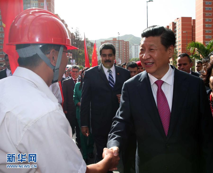 当地时间7月21日，国家主席习近平在委内瑞拉总统马杜罗陪同下在加拉加斯参观蒂乌娜社会住房项目。  新华社记者 兰红光 摄