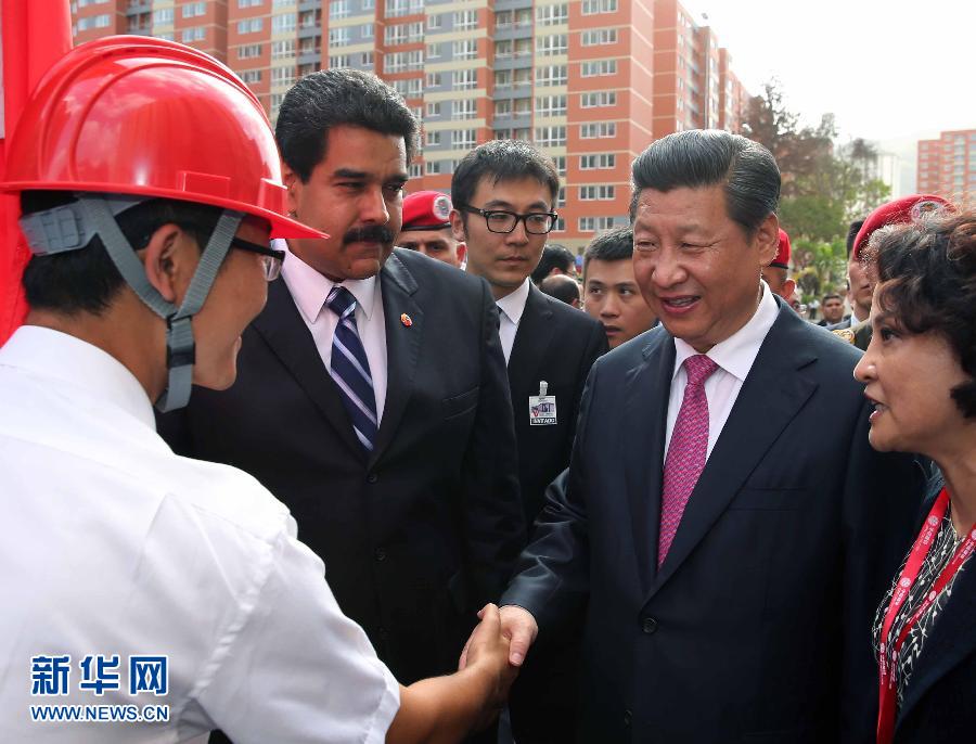 当地时间7月21日，国家主席习近平在委内瑞拉总统马杜罗陪同下在加拉加斯参观蒂乌娜社会住房项目。 新华社记者 兰红光 摄