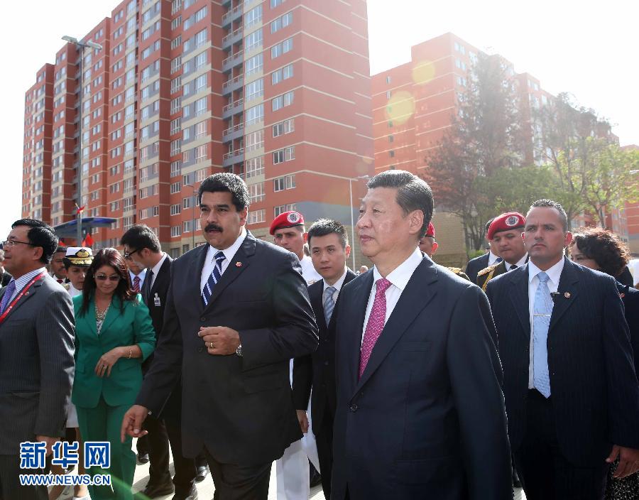 当地时间7月21日，国家主席习近平在委内瑞拉总统马杜罗陪同下在加拉加斯参观蒂乌娜社会住房项目。 新华社记者 兰红光 摄