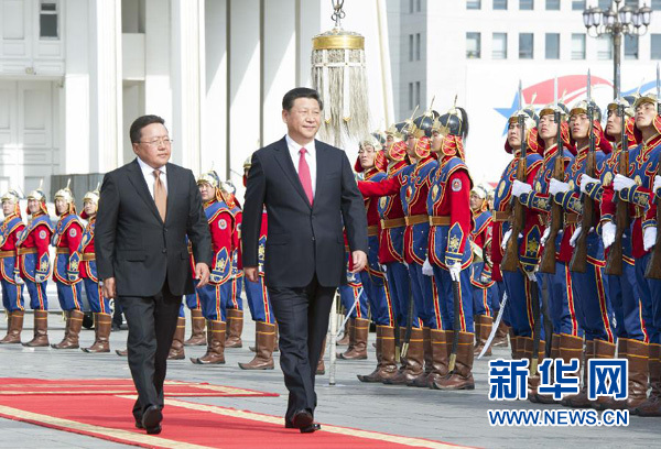 8月21日，国家主席习近平在乌兰巴托同蒙古国总统额勒贝格道尔吉举行会谈。会谈前，额勒贝格道尔吉在国家宫前广场为习近平举行隆重欢迎仪式。新华社记者 黄敬文 摄