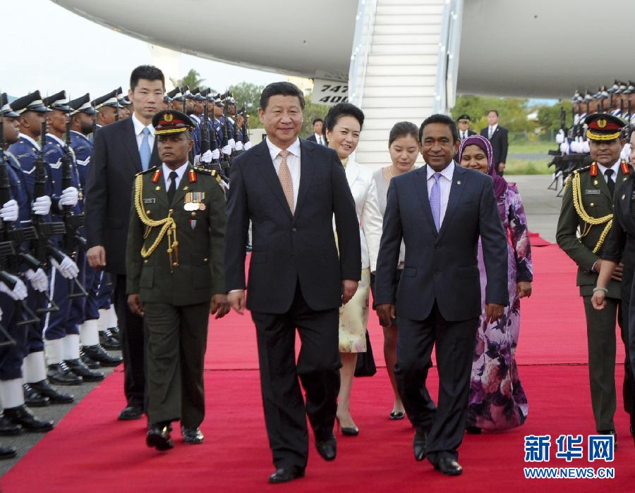 9月14日，国家主席习近平抵达马累，开始对马尔代夫进行国事访问。习近平和夫人彭丽媛在机场受到马尔代夫总统亚明夫妇的热情迎接。 新华社记者 张铎 摄