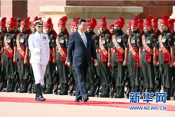 9月18日，国家主席习近平出席印度总统慕克吉在总统府举行的隆重欢迎仪式。 新华社记者 姚大伟 摄