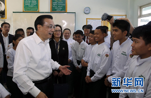 11月14日，中国国务院总理李克强来到内比都第十四中学同缅甸青少年交流。 新华社记者鞠鹏 摄 