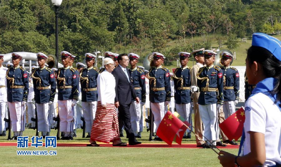 11月14日，中国国务院总理李克强在内比都同缅甸总统吴登盛举行会谈。这是会谈前，吴登盛在缅甸总统府前广场为李克强举行隆重的欢迎仪式。新华社记者 鞠鹏 摄