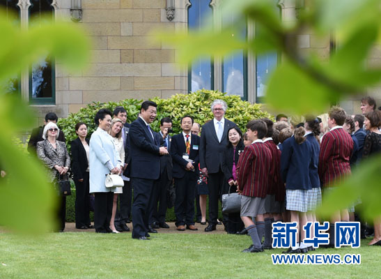 11月18日，国家主席习近平在澳大利亚塔斯马尼亚州与朗塞斯顿市斯科奇－欧克伯恩小学的小学生共同植树。新华社记者 马占成 摄