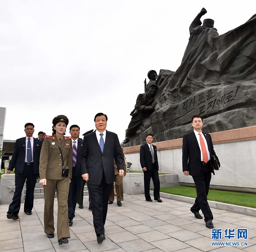 10月10日，正在朝鲜访问的中共中央政治局常委、中央书记处书记刘云山在平壤参观朝鲜祖国解放战争胜利纪念馆。 新华社记者 李涛 摄