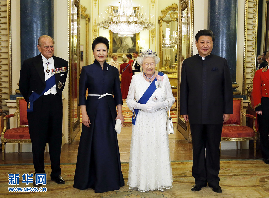 10月20日，国家主席习近平在伦敦白金汉宫出席英国女王伊丽莎白二世举行的欢迎晚宴。 新华社记者 鞠鹏 摄