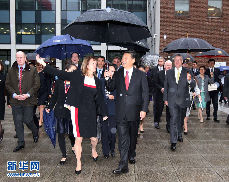 10月21日，国家主席习近平在伦敦参观帝国理工学院。 新华社记者姚大伟 摄