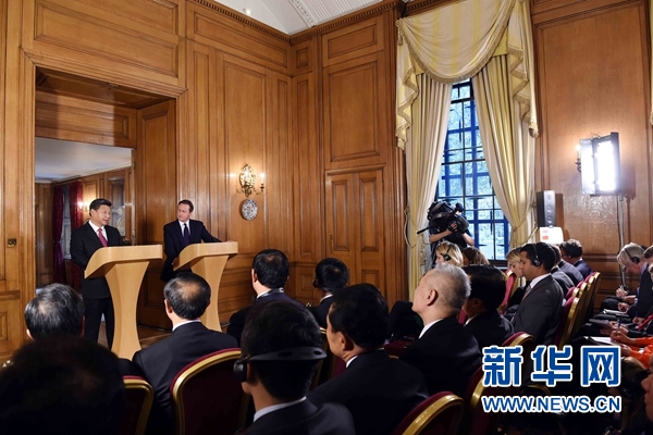 10月21日，国家主席习近平在伦敦唐宁街首相府同英国首相卡梅伦举行会谈。这是会谈结束后，习近平和卡梅伦共同会见记者。 新华社记者 饶爱民 摄 