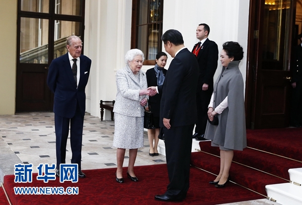 10月22日，国家主席习近平和夫人彭丽媛离开白金汉宫。离开前，英国女王伊丽莎白二世和丈夫菲利普亲王专门前来同习近平夫妇亲切话别。新华社记者 鞠鹏 摄