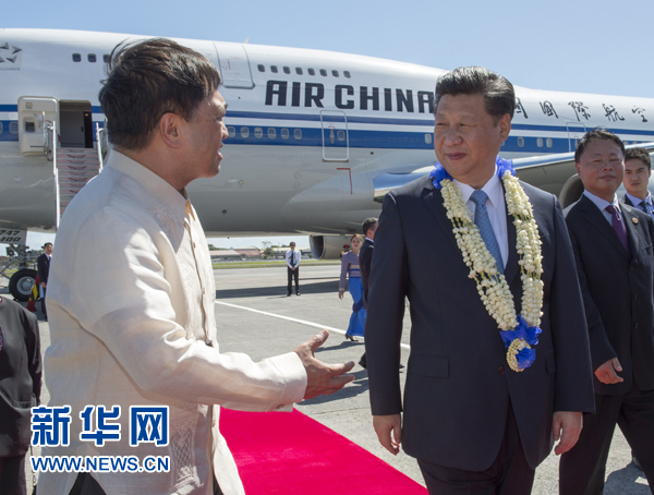 11月17日，国家主席习近平抵达菲律宾首都马尼拉尼诺·阿基诺国际机场，出席即将举行的亚太经合组织第二十三次领导人非正式会议。菲律宾高级官员到机场迎接习近平主席。新华社记者李学仁摄