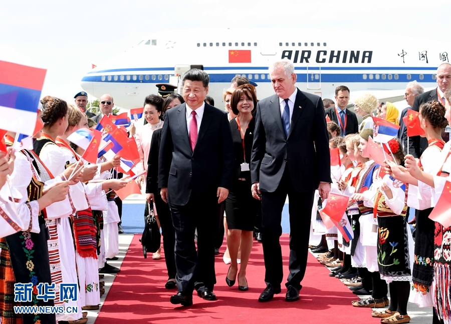 6月17日，国家主席习近平乘专机抵达贝尔格莱德，开始对塞尔维亚共和国进行国事访问。习近平和夫人彭丽媛在机场受到塞尔维亚总统尼科利奇夫妇的热情迎接。新华社记者 饶爱民 摄