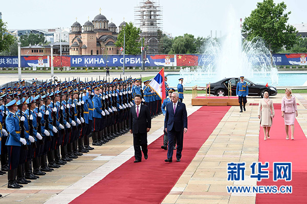 6月18日，国家主席习近平出席塞尔维亚总统尼科利奇在贝尔格莱德举行的隆重欢迎仪式。 新华社记者饶爱民摄