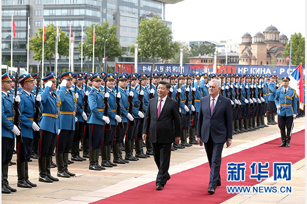 6月18日，国家主席习近平出席塞尔维亚总统尼科利奇在贝尔格莱德举行的隆重欢迎仪式。 新华社记者马占成摄