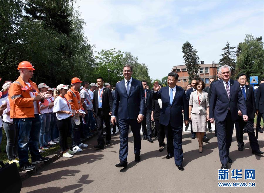 6月19日上午，国家主席习近平在贝尔格莱德参观河钢集团塞尔维亚斯梅代雷沃钢厂。习近平抵达时，塞尔维亚总统尼科利奇、总理武契奇在停车处热情迎接。钢厂工人和家属、当地市民数千人夹道欢迎。新华社记者 饶爱民 摄