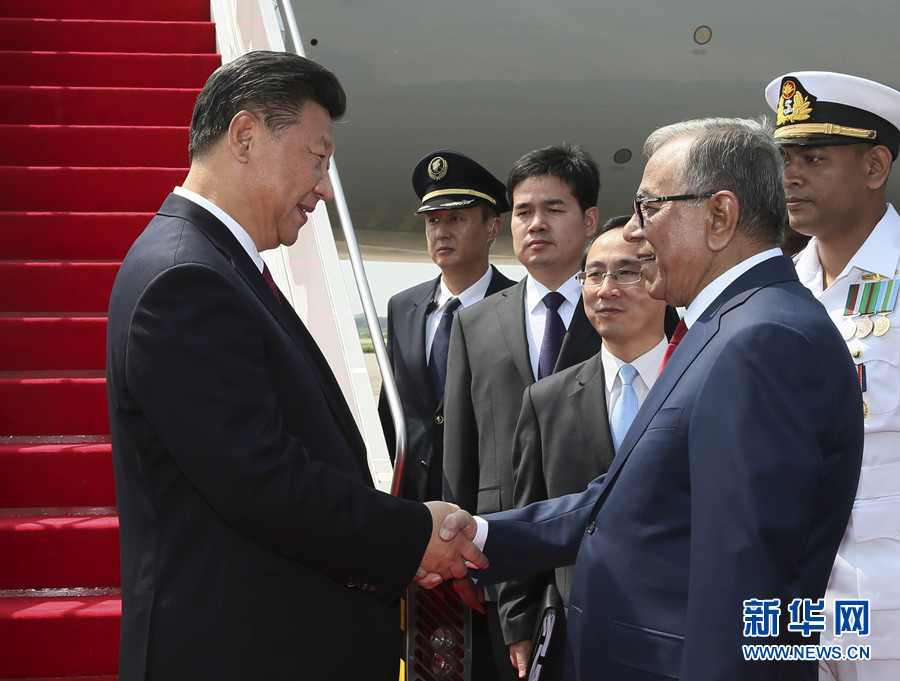 10月14日，国家主席习近平抵达达卡，开始对孟加拉人民共和国进行国事访问。这是孟加拉国总统哈米德在舷梯旁迎接习近平主席。 新华社记者兰红光 摄