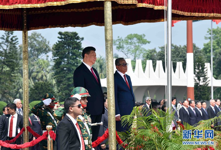 10月14日，国家主席习近平抵达达卡，开始对孟加拉人民共和国进行国事访问。孟加拉国总统哈米德在机场为习近平主席举行欢迎仪式。新华社记者 张铎