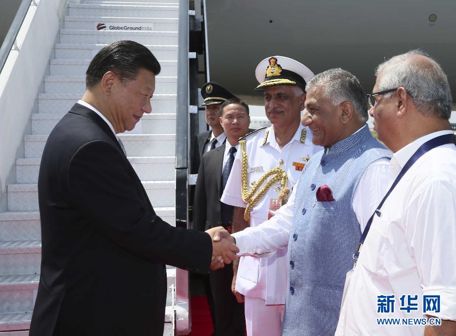 10月15日，国家主席习近平抵达印度果阿，应印度总理莫迪邀请，出席金砖国家领导人第八次会晤。 新华社记者兰红光摄 