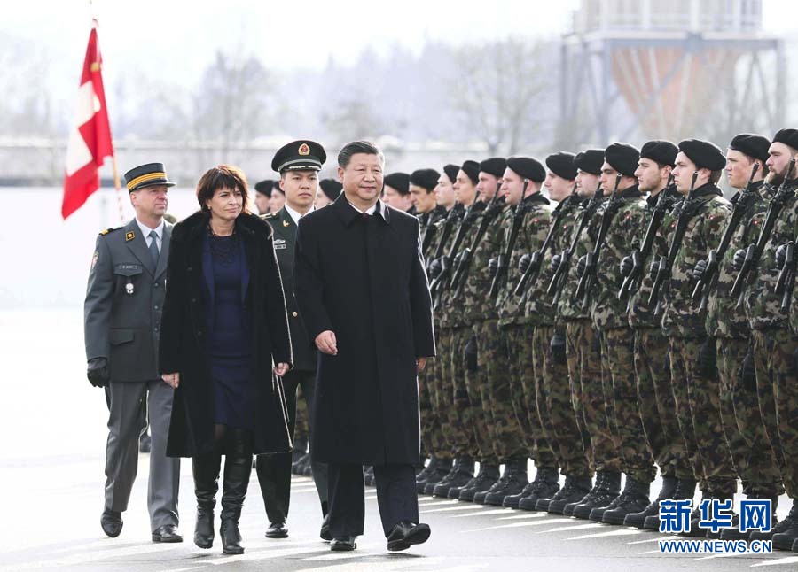 1月15日，国家主席习近平乘专机抵达苏黎世，开始对瑞士联邦进行国事访问。 这是习近平在瑞士联邦主席洛伊特哈德陪同下检阅仪仗队。新华社记者 兰红光 摄