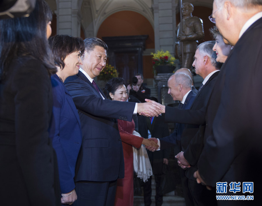 1月15日，国家主席习近平在伯尔尼出席瑞士联邦委员会全体委员集体举行的迎接仪式并致辞。 新华社记者 谢环驰 摄