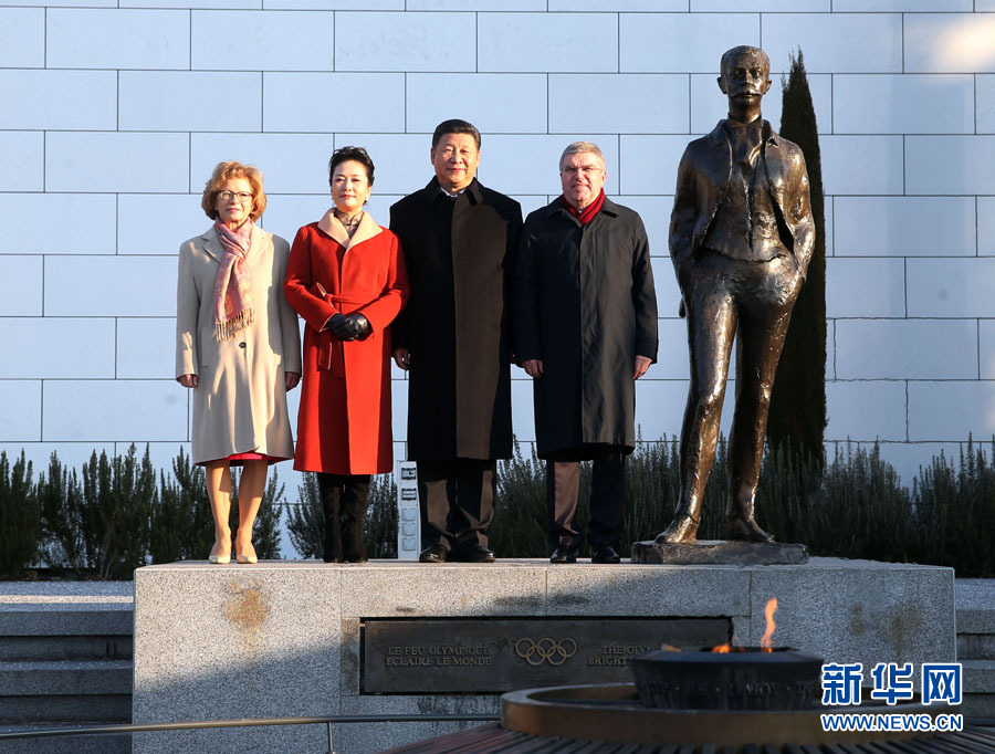 1月18日，国家主席习近平在瑞士洛桑国际奥林匹克博物馆会见国际奥林匹克委员会主席巴赫。这是习近平和夫人彭丽媛与巴赫夫妇在现代奥林匹克运动发起人顾拜旦雕像前合影。新华社记者 姚大伟 摄