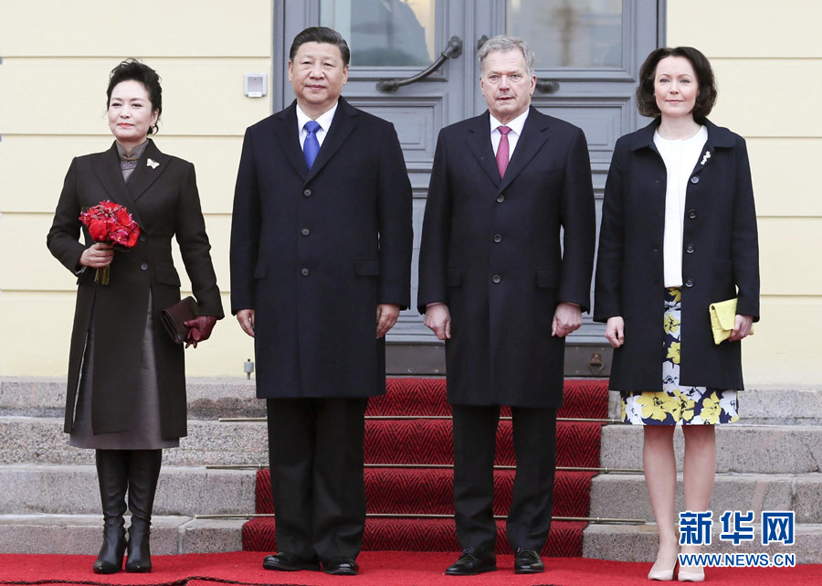 4月5日，国家主席习近平在赫尔辛基同芬兰总统尼尼斯托举行会谈。会谈前，习近平出席尼尼斯托在总统府庭院举行的隆重欢迎仪式。这是习近平和夫人彭丽媛同尼尼斯托和夫人豪吉欧在欢迎仪式上。新华社记者 兰红光 摄 