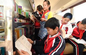 “汽車圖書館”開進(jìn)大別山